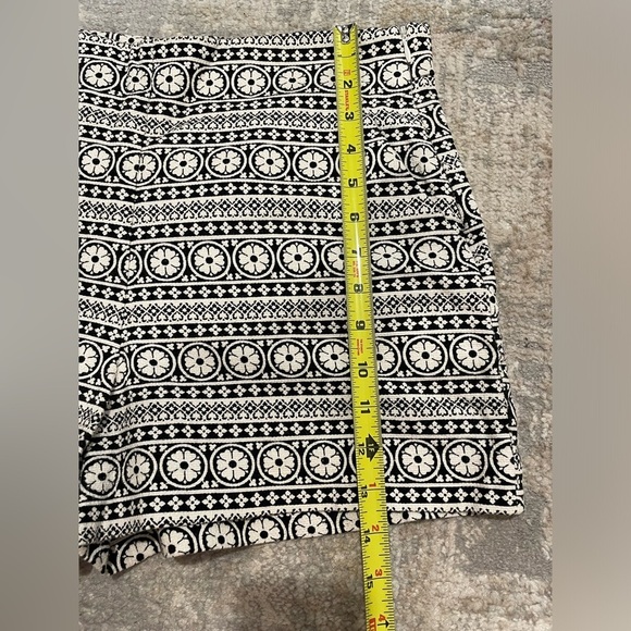 Gap Womens Shorts Black White Textured Floral Easter High Rise Side Zipper Sz 10 - Picture 8 of 8